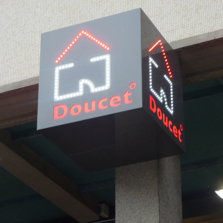 Enseigne drapeau lumineuse : gagnez en visibilité et en notoriété