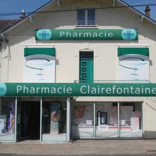 Enseigne et signalétique de la Pharmacie Clairefontaine, au Mans