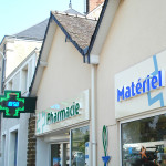 Enseigne et signalétique de la Pharmacie Coulon, à Beaumont-sur-Sarthe