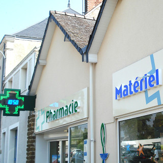 Enseigne et signalétique de la Pharmacie Coulon, à Beaumont-sur-Sarthe