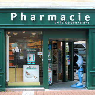 Enseigne et signalétique de la Pharmacie Dauversière, à la Flèche